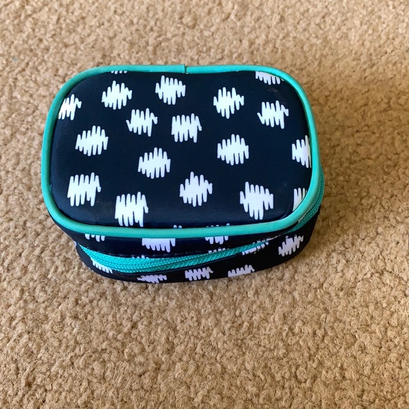 thirty-one Handbags - Thirty-One Small Jewelry/Medicine Case